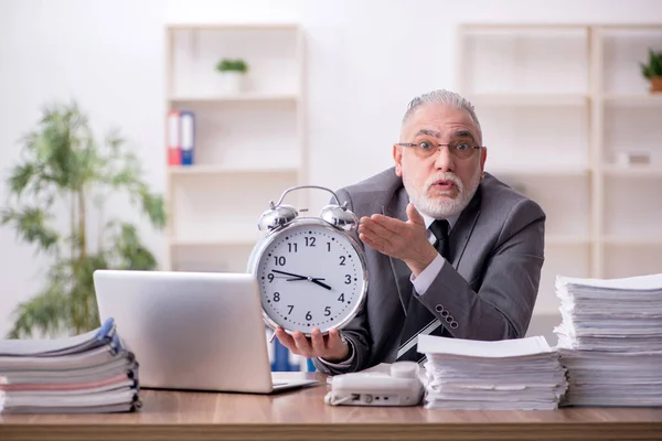 Velho empregado masculino no conceito de gerenciamento de tempo — Fotografia de Stock