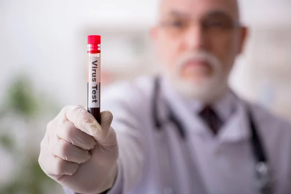 Viejo hematólogo médico que trabaja en la clínica — Foto de Stock