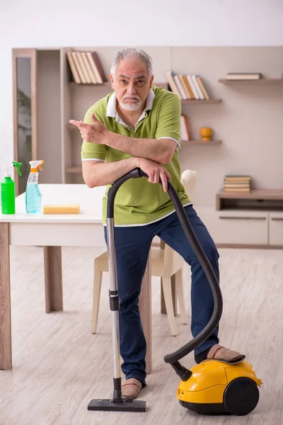 집을 청소하는 노인 — 스톡 사진