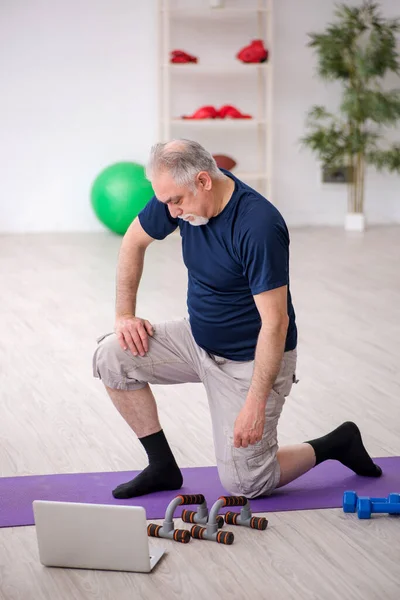 Alter Mann macht Sport im Haus — Stockfoto