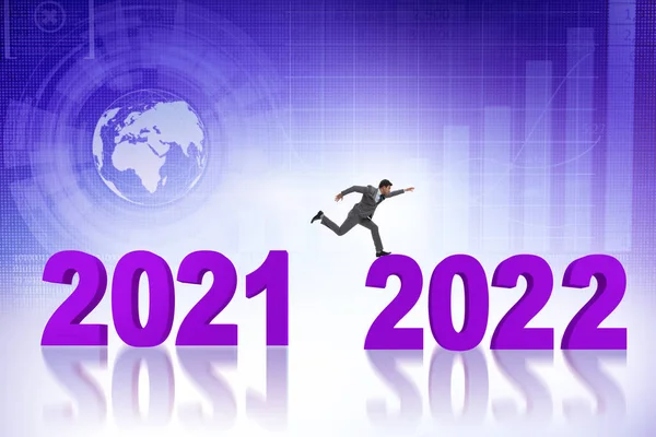 Бізнесмен стрибає з 2021 по 2022 рік — стокове фото