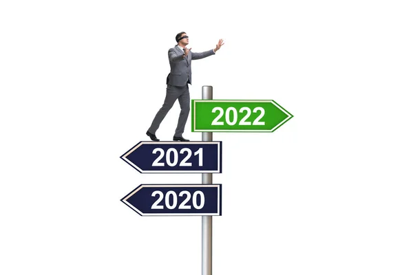 Бизнесмен на указателе с 2021 по 2022 год — стоковое фото