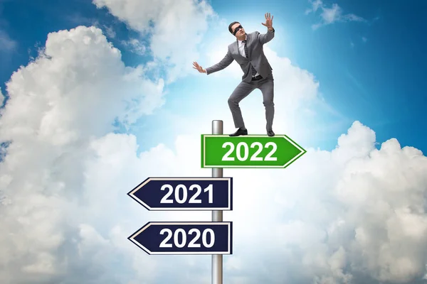Homme d'affaires sur le panneau de 2021 à 2022 — Photo