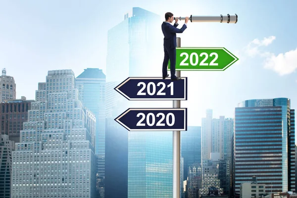 Homme d'affaires sur le panneau de 2021 à 2022 — Photo