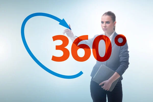 360 μοίρες έννοια με businesswoman πατώντας κουμπί — Φωτογραφία Αρχείου