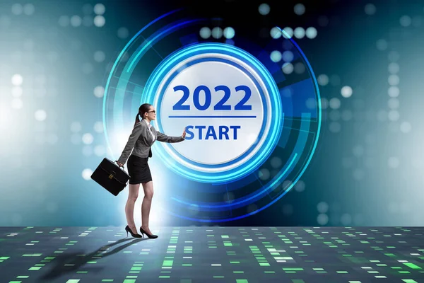 Bizneswoman naciśnięcie wirtualnego przycisku roku 2022 — Zdjęcie stockowe