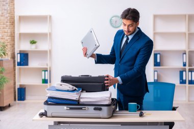 Genç erkek çalışan iş gezisine hazırlanıyor.