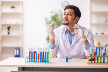 Laboratuvarda çalışan genç bir kimyager.