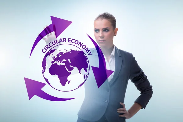 Concept d'économie circulaire avec femme d'affaires — Photo
