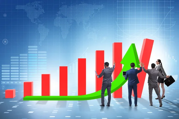 Geschäftsleute unterstützen Wirtschaftswachstum auf Chart — Stockfoto