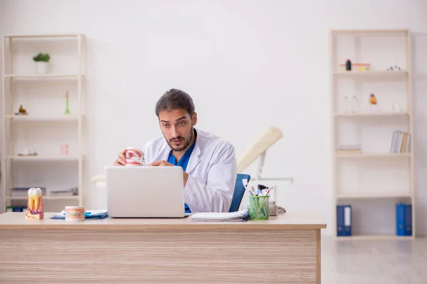 Jonge mannelijke odontoloog in telegeneeskunde — Stockfoto