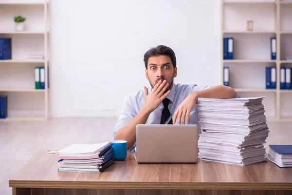 Jovem empresário empregado infeliz com excesso de trabalho no escritório — Fotografia de Stock