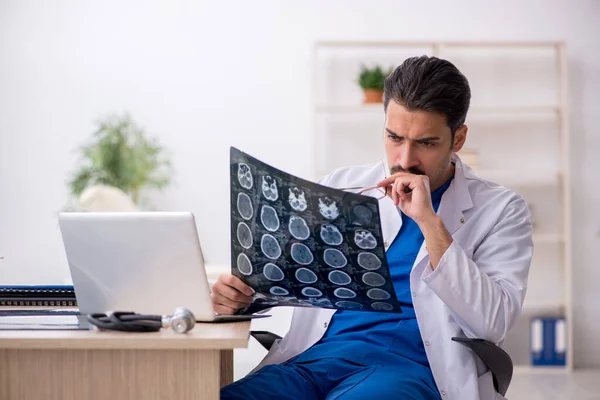 Ung manlig röntgenläkare som arbetar på kliniken — Stockfoto