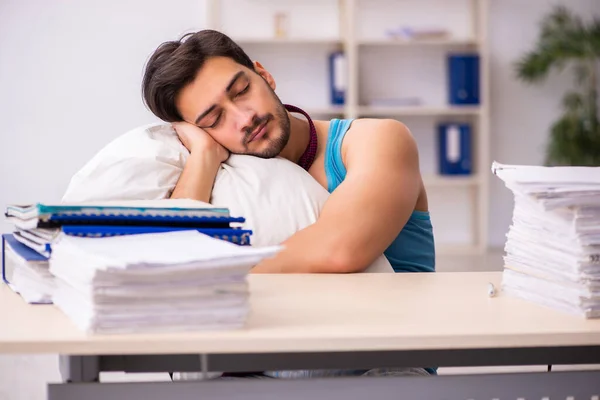 Ung manlig anställd kommer till jobbet direkt från sängen — Stockfoto