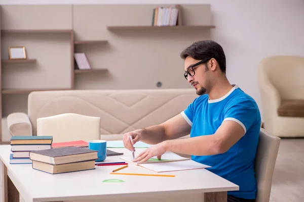 Jeune étudiant masculin étudiant à la maison — Photo