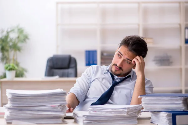 Junge männliche Angestellte unzufrieden mit exzessiver Arbeit im Büro — Stockfoto