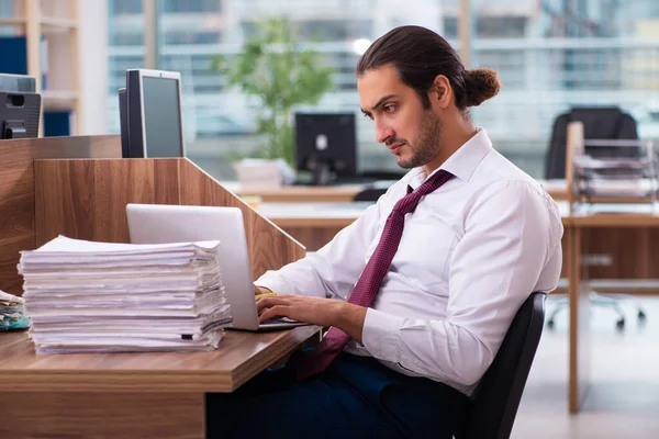 Giovane dipendente maschile e troppi lavorano in ufficio — Foto Stock