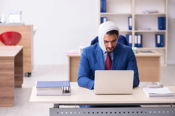 Ung manlig anställd som lider av tandvärk på arbetsplatsen — Stockfoto