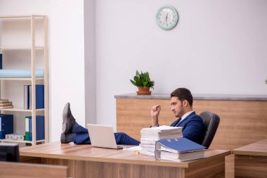 Ofiste çalışan genç işadamı.