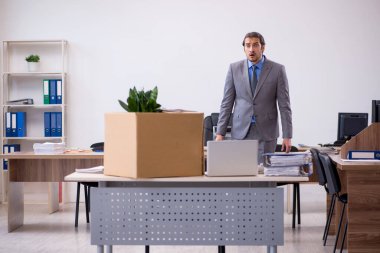 Genç erkek çalışanın işinden kovulması