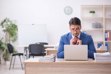 Ofiste çalışan çekici bir genç.