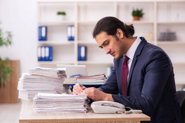 Genç bir erkek işçi aşırı işten memnun değil.