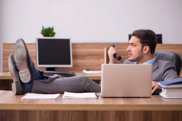 Empleado joven empresario que trabaja en la oficina — Foto de Stock