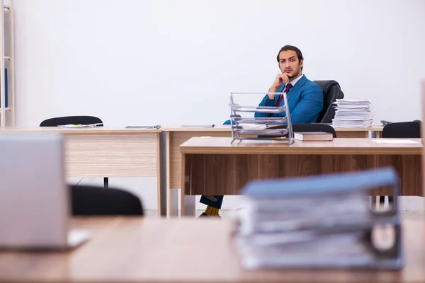 Joven empleado masculino que trabaja en el lugar de trabajo — Foto de Stock