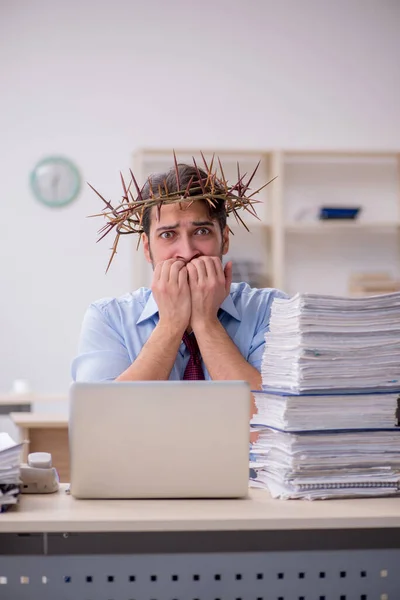 Junge männliche Angestellte trägt stacheligen Kranz auf dem Kopf — Stockfoto