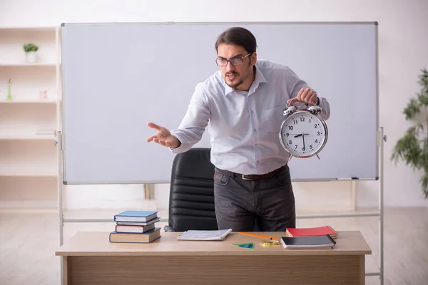 Mladý muž učitel v konceptu řízení času — Stock fotografie