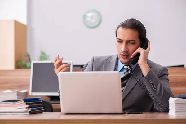 Giovane dipendente maschile che lavora in ufficio — Foto Stock