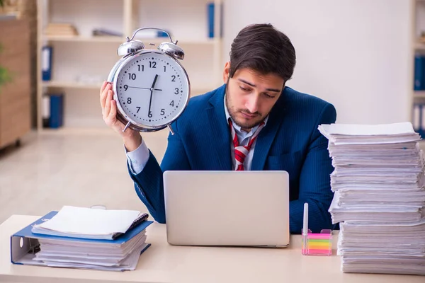 Giovane imprenditore dipendente infelice con il lavoro eccessivo in ufficio — Foto Stock