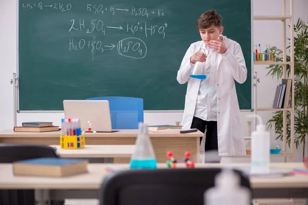 Estudante que estuda química em sala de aula — Fotografia de Stock