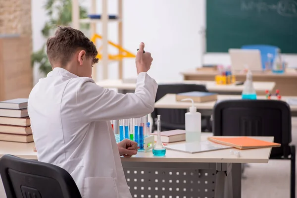 Colegial estudiando química en el aula — Foto de Stock