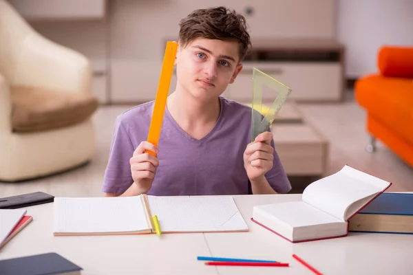 Écolier se préparant pour les examens à la maison — Photo