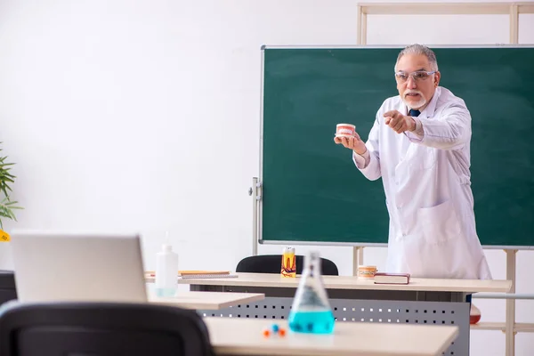 Velho médico dentista na sala de aula — Fotografia de Stock