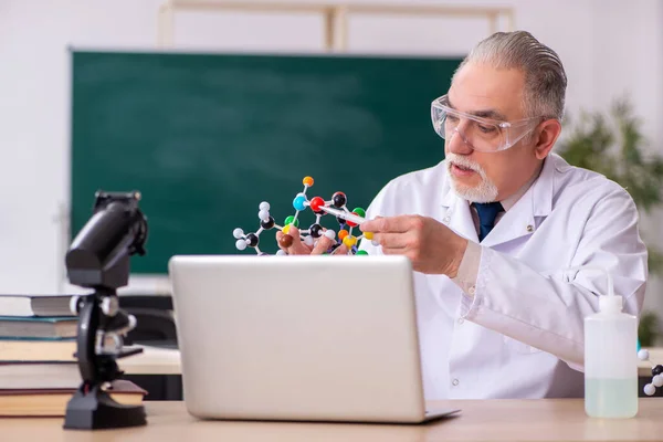 Viejo profesor químico en el aula — Foto de Stock