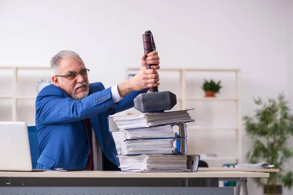 Starý muž zaměstnanec nešťastný s příliš mnoho práce v kanceláři — Stock fotografie