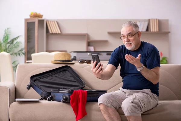 老人は家での旅行の準備 — ストック写真