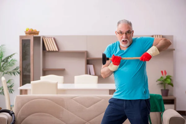 Alter Mann bei Klempnerarbeiten zu Hause — Stockfoto