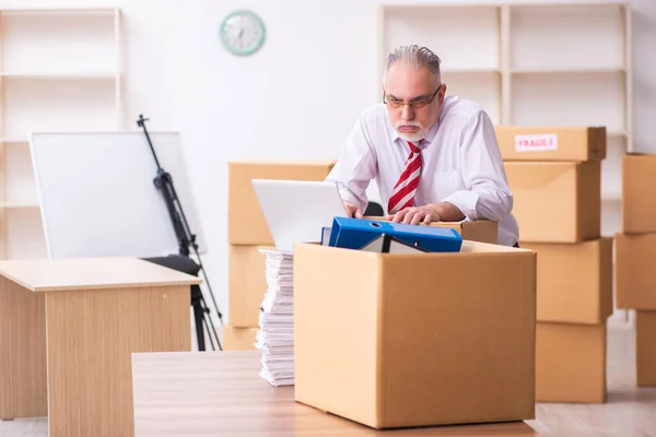 Vieil homme d'affaires employé dans le concept de réinstallation — Photo