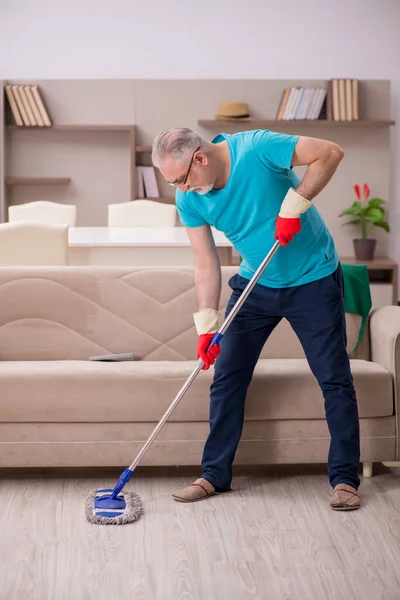 Velho limpando a casa — Fotografia de Stock