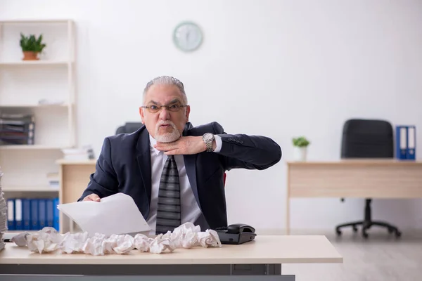 Viejo empleado masculino en el concepto de lluvia de ideas —  Fotos de Stock