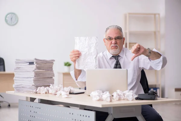 Viejo empleado masculino en el concepto de lluvia de ideas —  Fotos de Stock