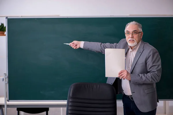 Viejo profesor delante de la pizarra —  Fotos de Stock