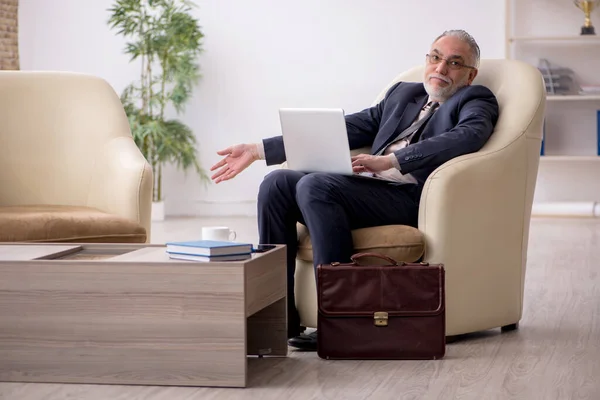 Old businessman employee waiting for business meeting — Stock Photo, Image