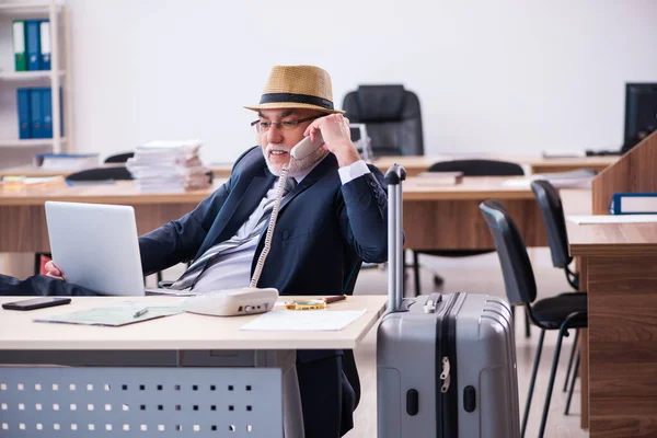 पुराने पुरुष कर्मचारी कार्यालय में यात्रा के लिए तैयारी कर रहा है — स्टॉक फ़ोटो, इमेज