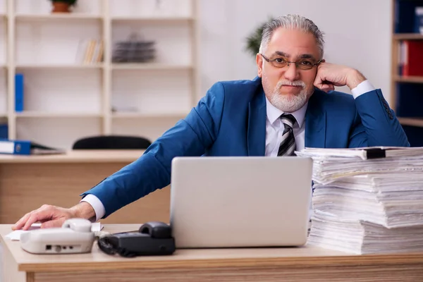 Alte männliche Angestellte und zu viel Arbeit im Büro — Stockfoto