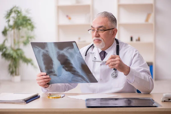 Pandemi sırasında klinikte çalışan yaşlı bir erkek radyolog. — Stok fotoğraf