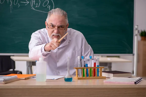 Velho professor de química masculino na sala de aula — Fotografia de Stock